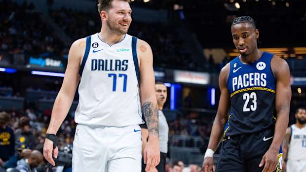2023-03-28T015005Z_734632388_MT1USATODAY20331732_RTRMADP_3_NBA-DALLAS-MAVERICKS-AT-INDIANA-PACERS-scaled